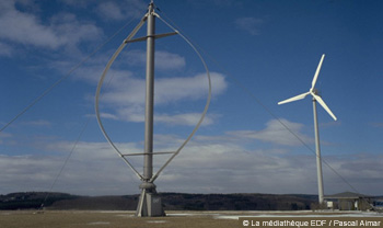 Photo d'éoliennes à axe vertical (de type Darrieus) et à axe horizontal