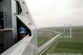 Photo d'une intervention technique à bord d'une nacelle d'éolienne du parc éolien de Bouin (Vendée)