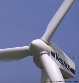 Photo des hélices et nacelle d'une éolienne